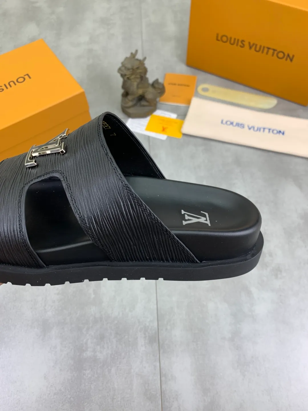 Men's shoes 💰P300💰【New style】🆘 Original quality 【LOUIS VUITTON】The popular Louis Vuitton LV men's slippers on the official website are on sale simultaneously! Original fabric imported from Italy, original factory special supply, code number: 38-44 (45 customized), many colors available